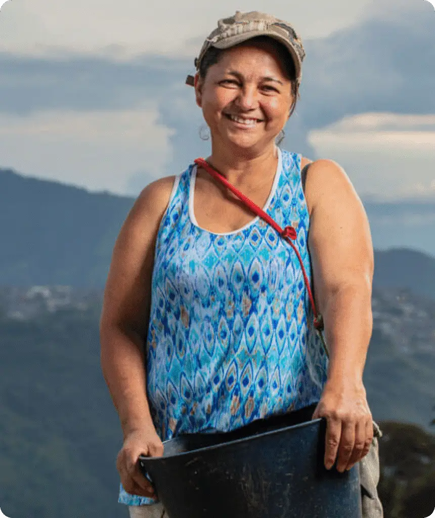mujer sonriendo recolectando café